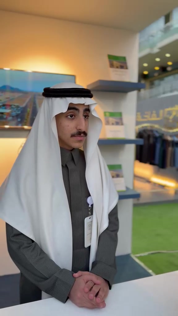 صالح الغميز أثناء تمثيل كلية الإعلام في جناح مؤسسة الملك عبدالله للإسكان التنموي
